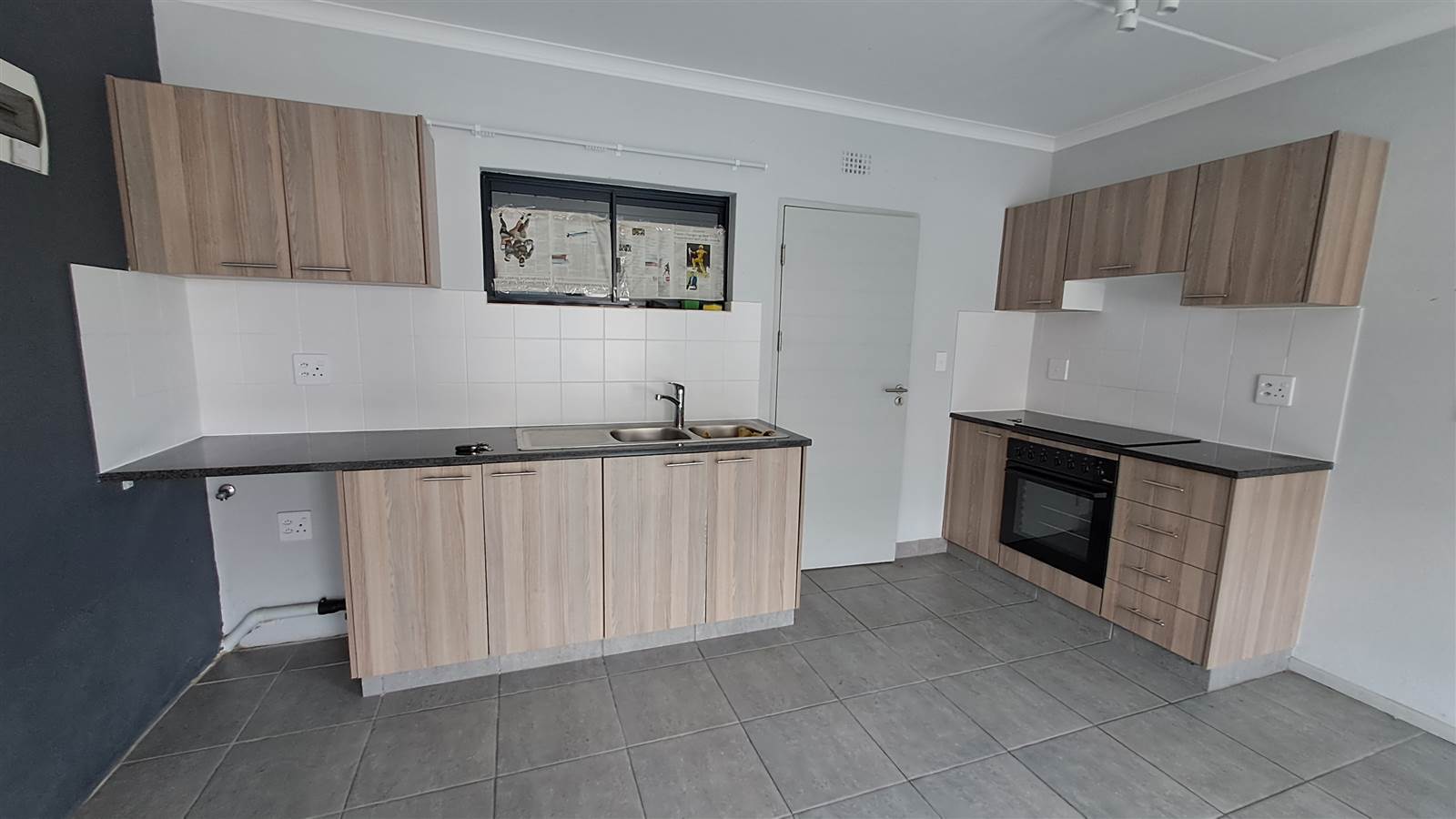 2 Bed Apartment in Athlone Park photo number 2