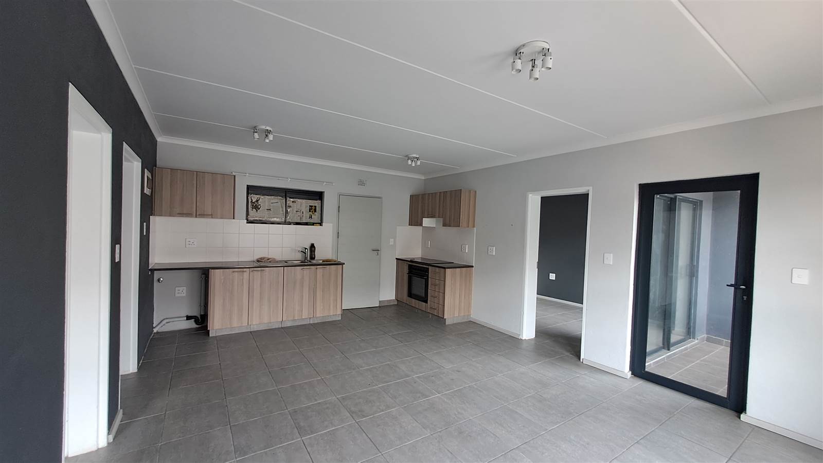 2 Bed Apartment in Athlone Park photo number 3