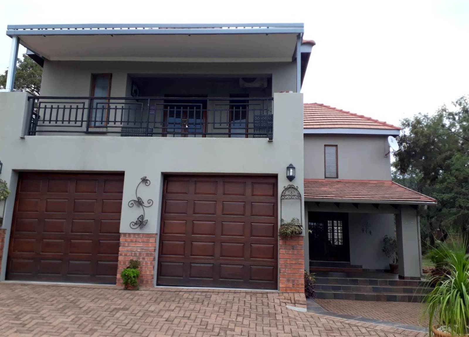 4 Bed House in Buffelspoort photo number 2