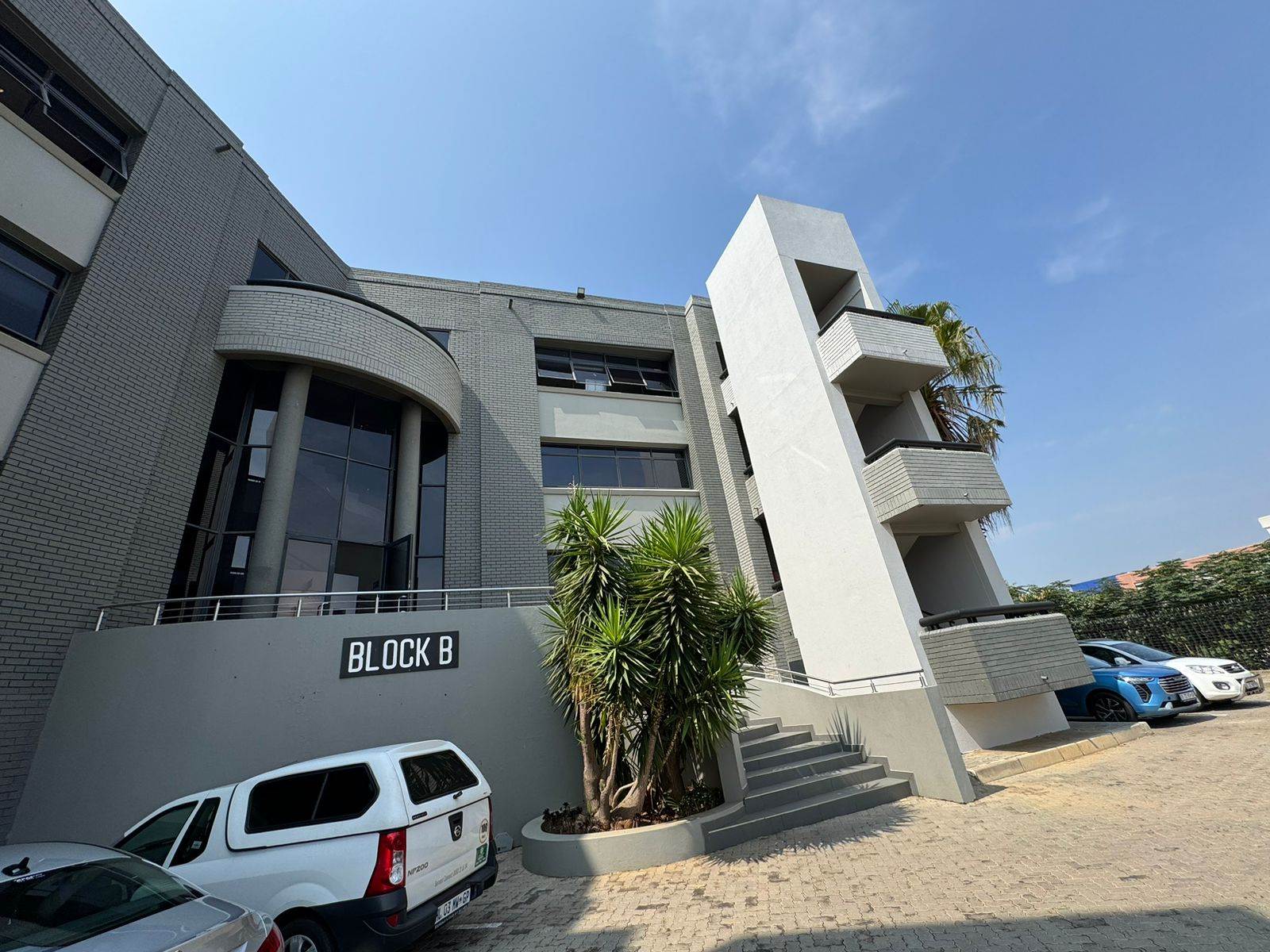 327  m² Commercial space in Sunninghill photo number 2