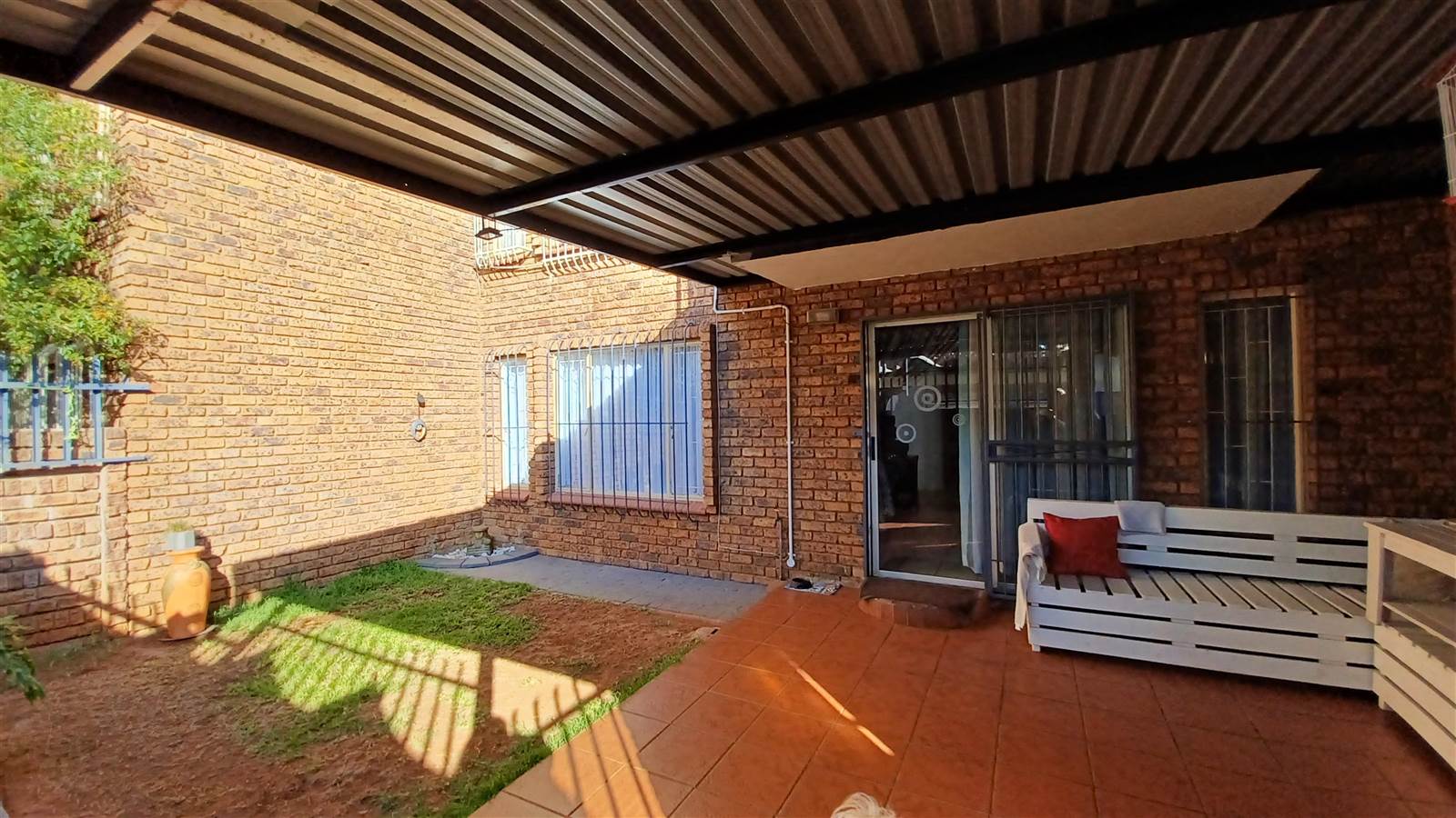 2 Bed Townhouse in Doornpoort and surrounds photo number 3