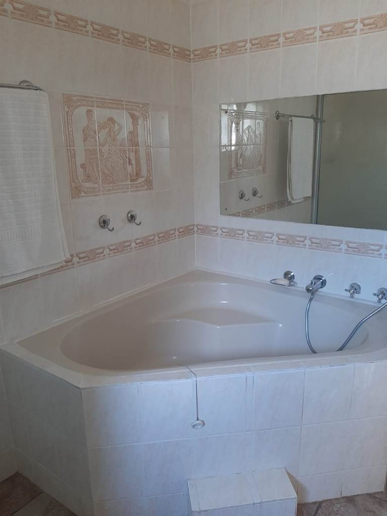 4 Bed House in Strelitzia Park photo number 20