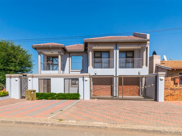 6 Bed House in Chiawelo