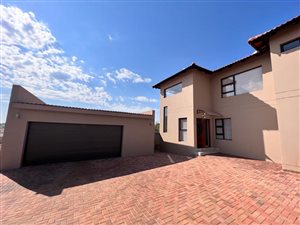 4 Bed House in Ruimsig Country Estate