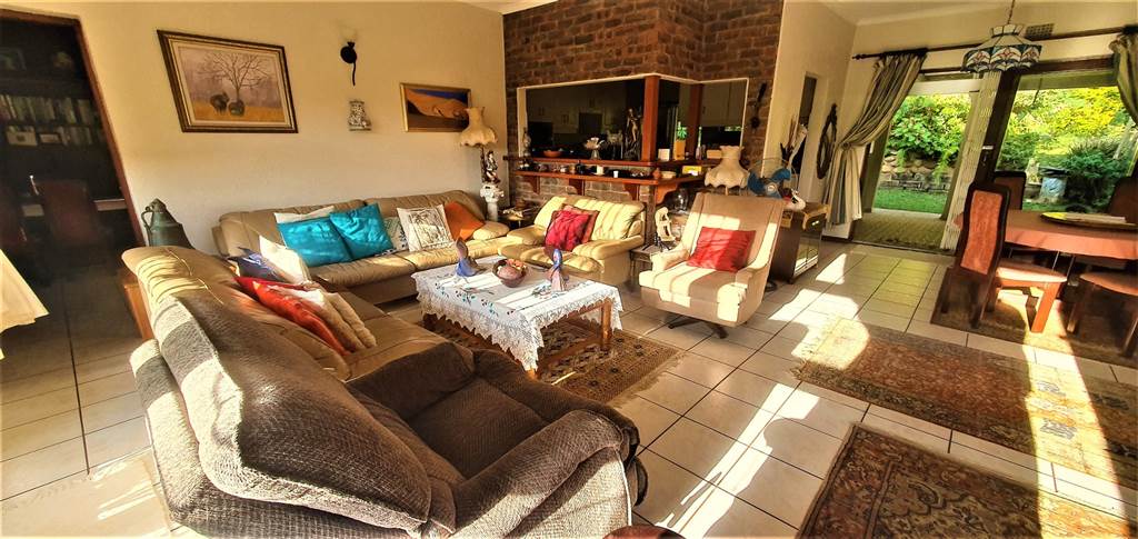4 Bed House in Umtentweni photo number 3