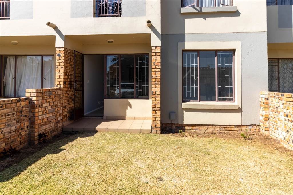 1 Bed Townhouse in Glen Marais photo number 7