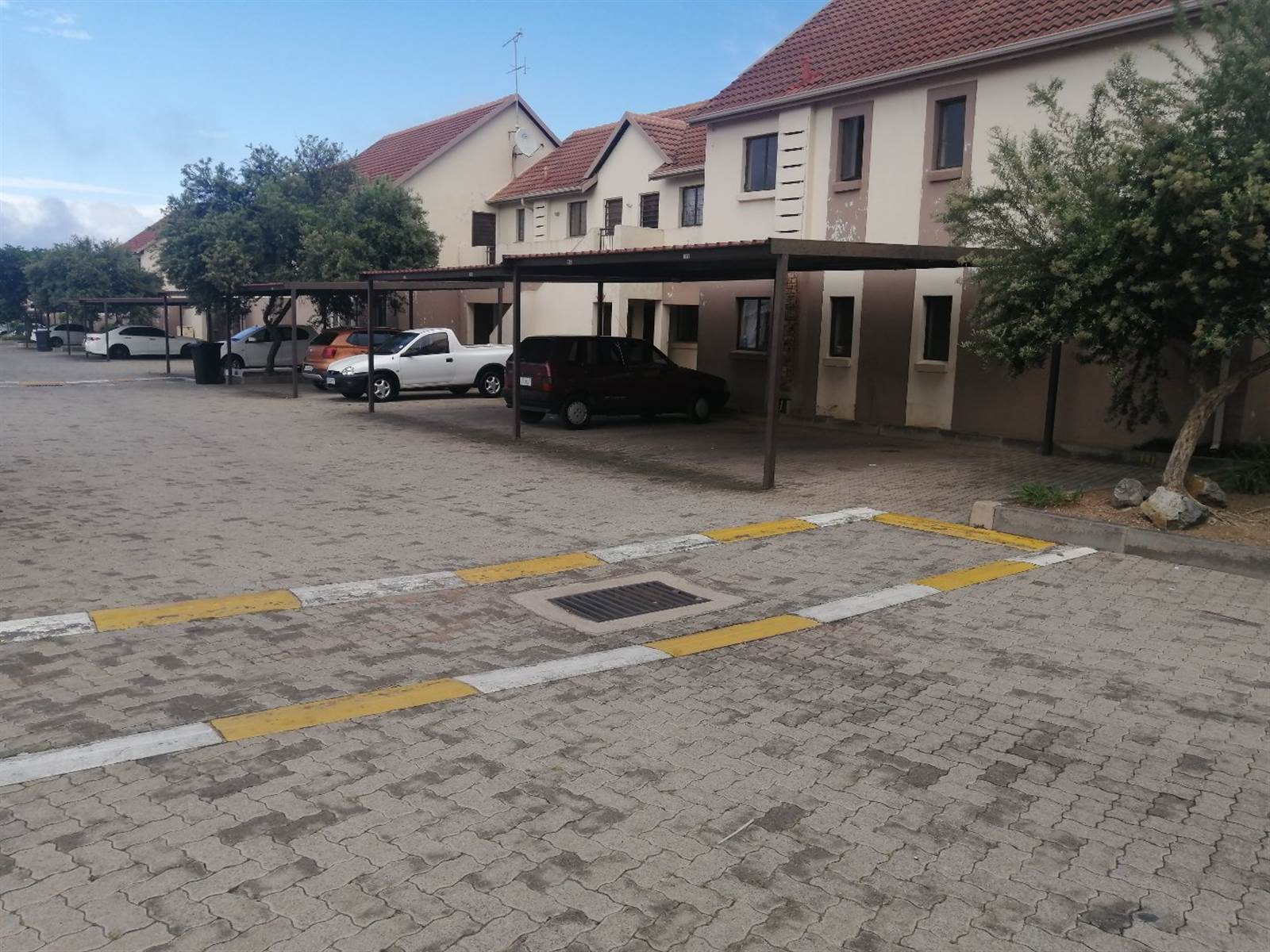1 Bed Townhouse in Glen Marais photo number 5