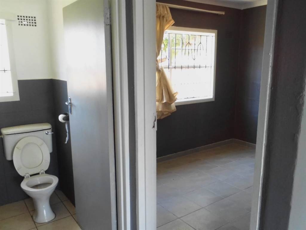 3 Bed House in Klipspruit West photo number 17