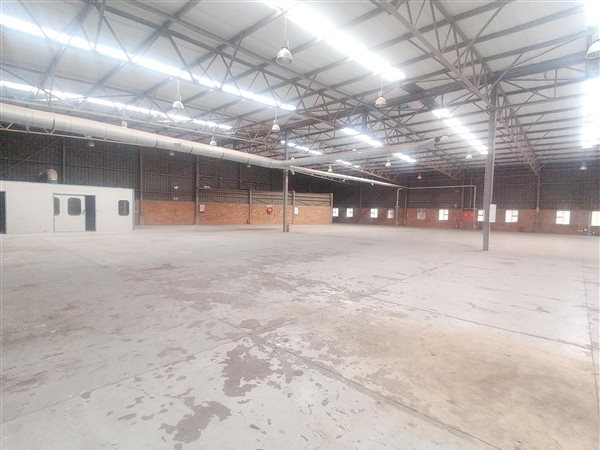 2754  m² Industrial space in Stormill