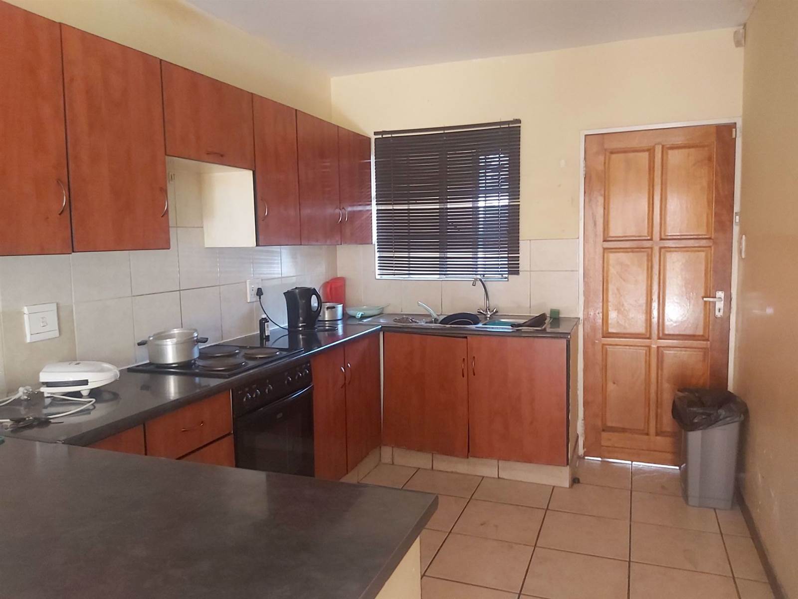 2 Bed Apartment in Witbank Central photo number 3
