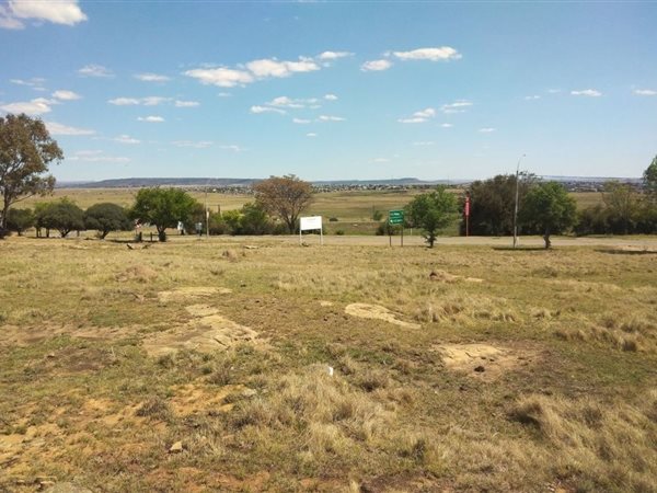 1 561 m² Land