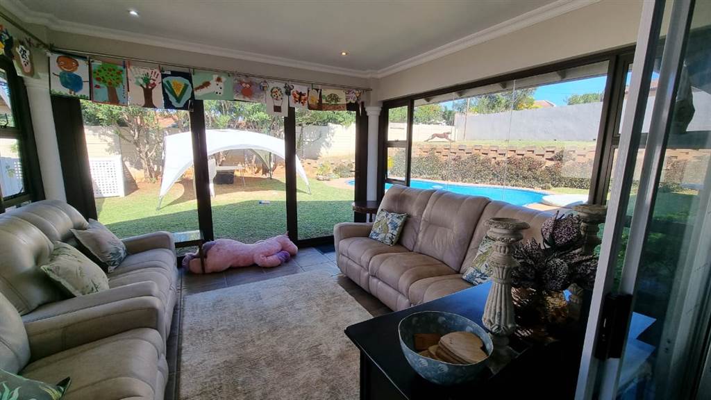 4 Bed House in La Lucia photo number 5