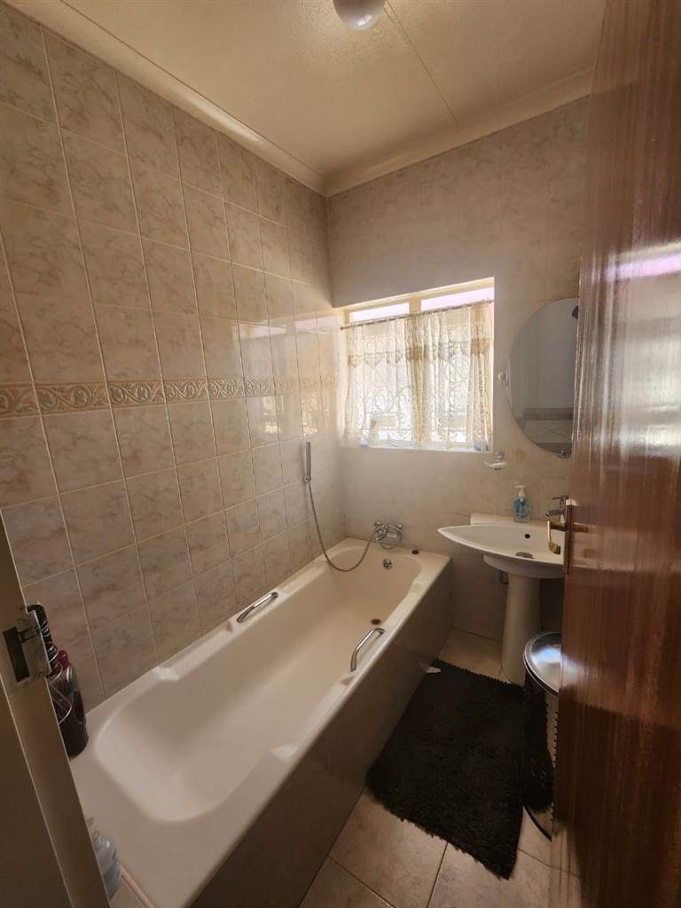 4 Bed House in Laudium photo number 17