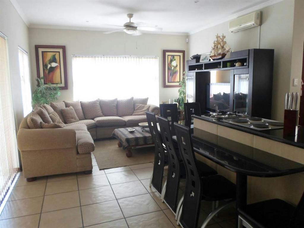 3 Bed House in Scottburgh Central photo number 6