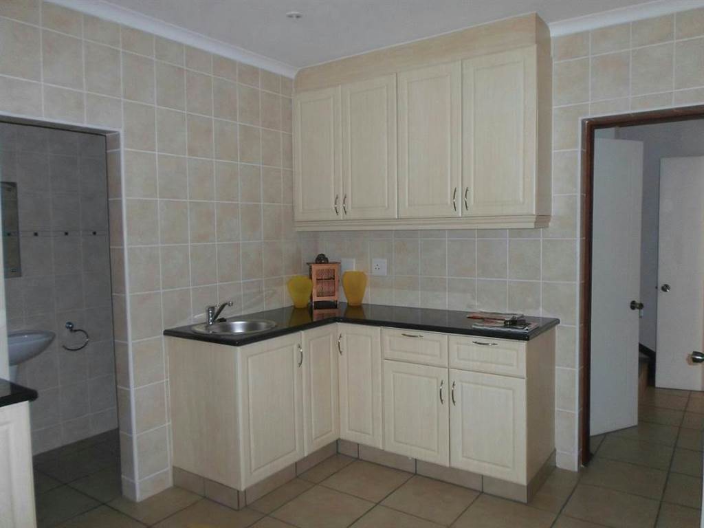 3 Bed House in Scottburgh Central photo number 9