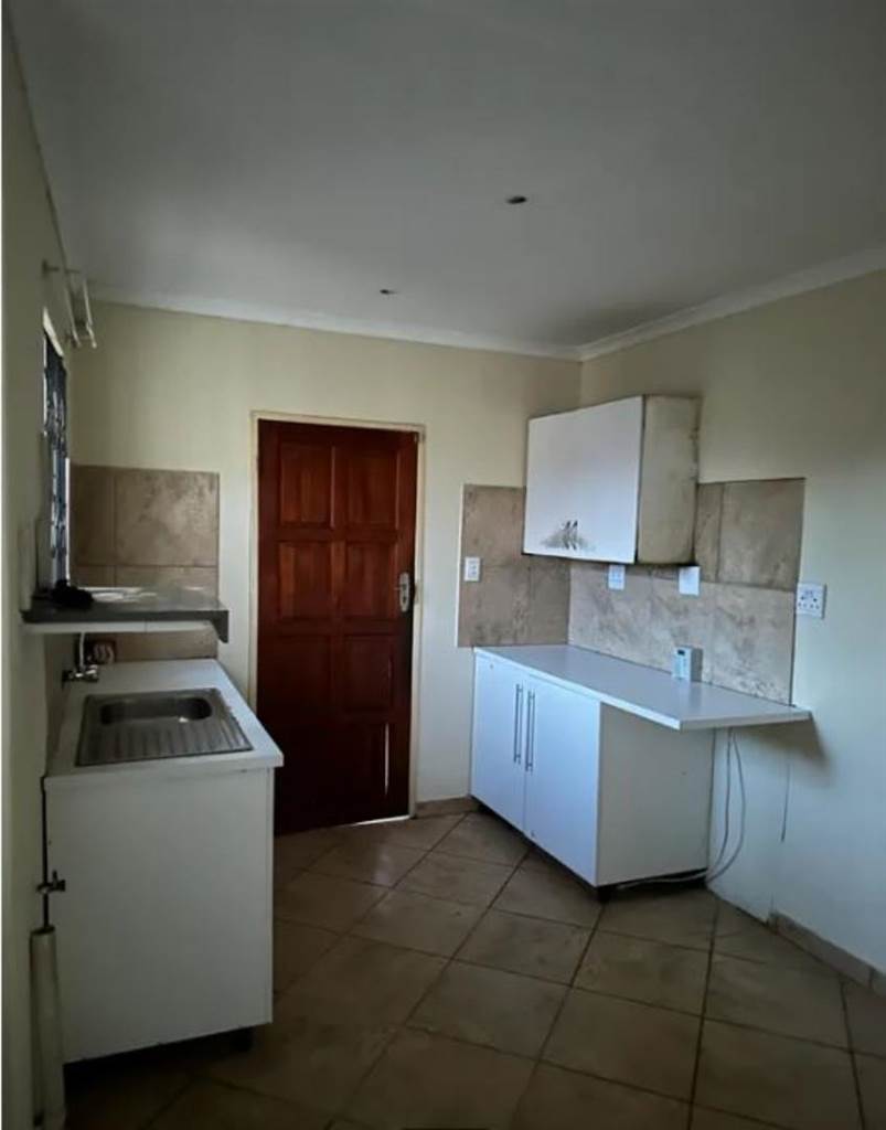 3 Bed House in Roodekop photo number 3