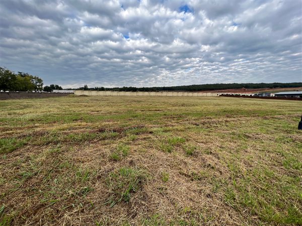 8778 m² Land available in Mooikloof Glen