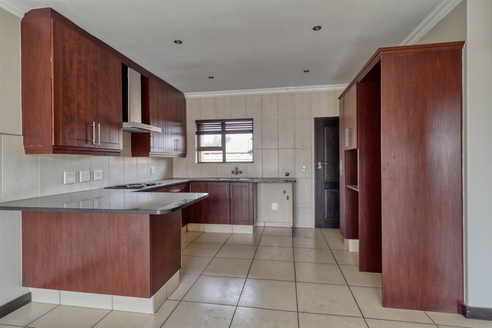 2 Bed Apartment in Ebotse Estate photo number 6