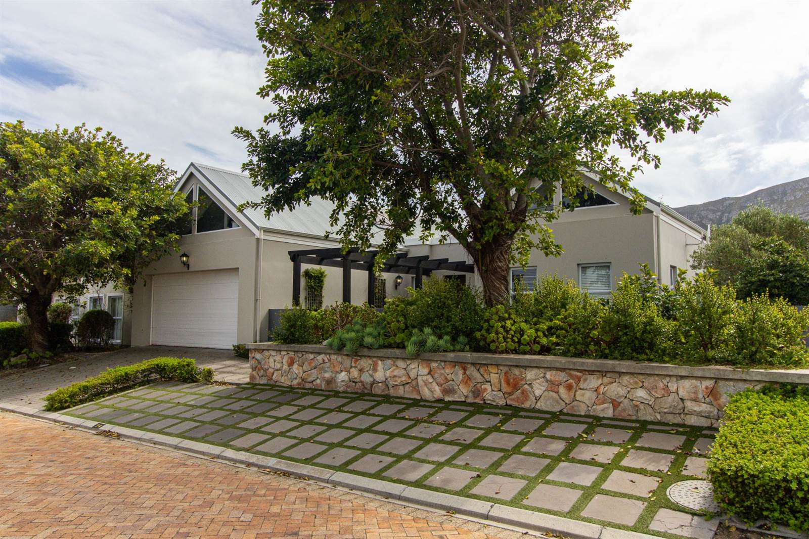 4 Bed House in Fernkloof Estate photo number 2