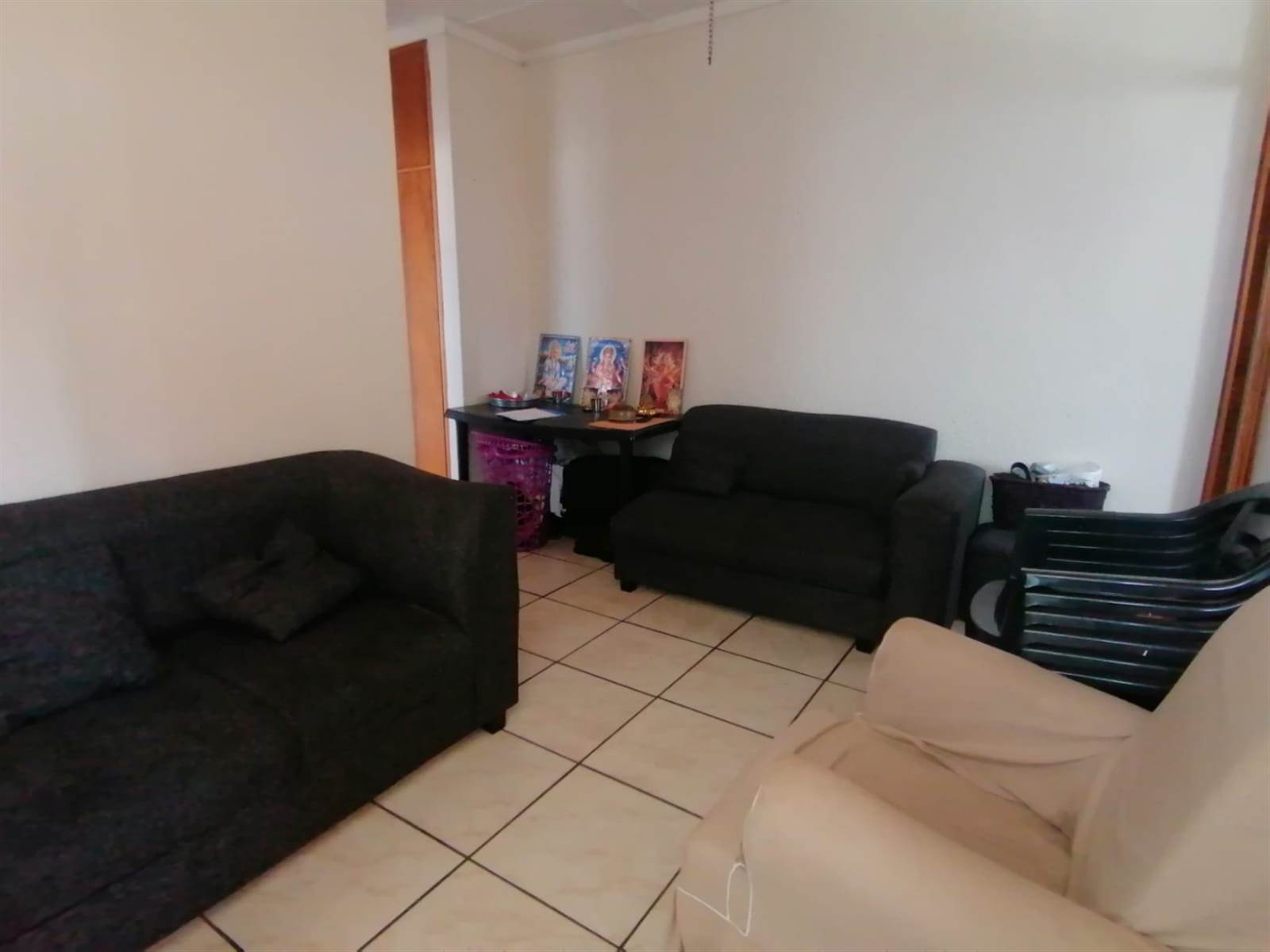 2 Bed Apartment in Roux Park photo number 3