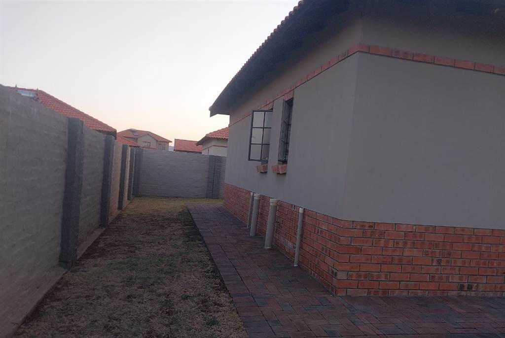 3 Bed House in Waterkloof photo number 12