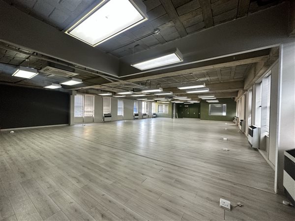 552  m² Commercial space