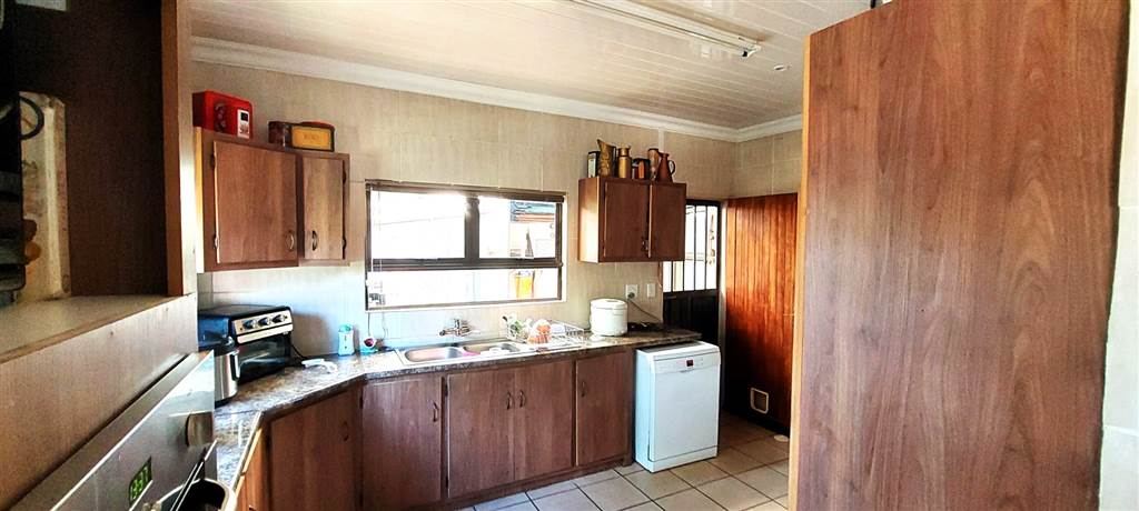 23 Bed House in Bloemfontein Farms photo number 16