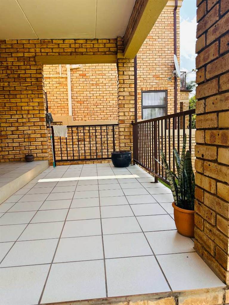 3 Bed Townhouse in Ruimsig photo number 11