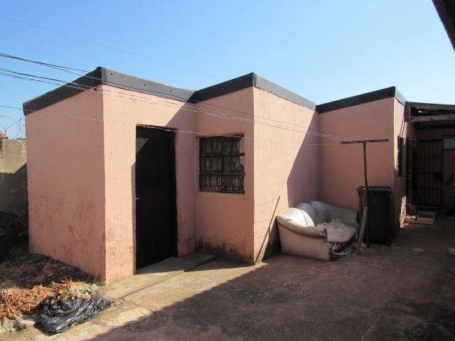 2 Bed House in Mabopane photo number 12