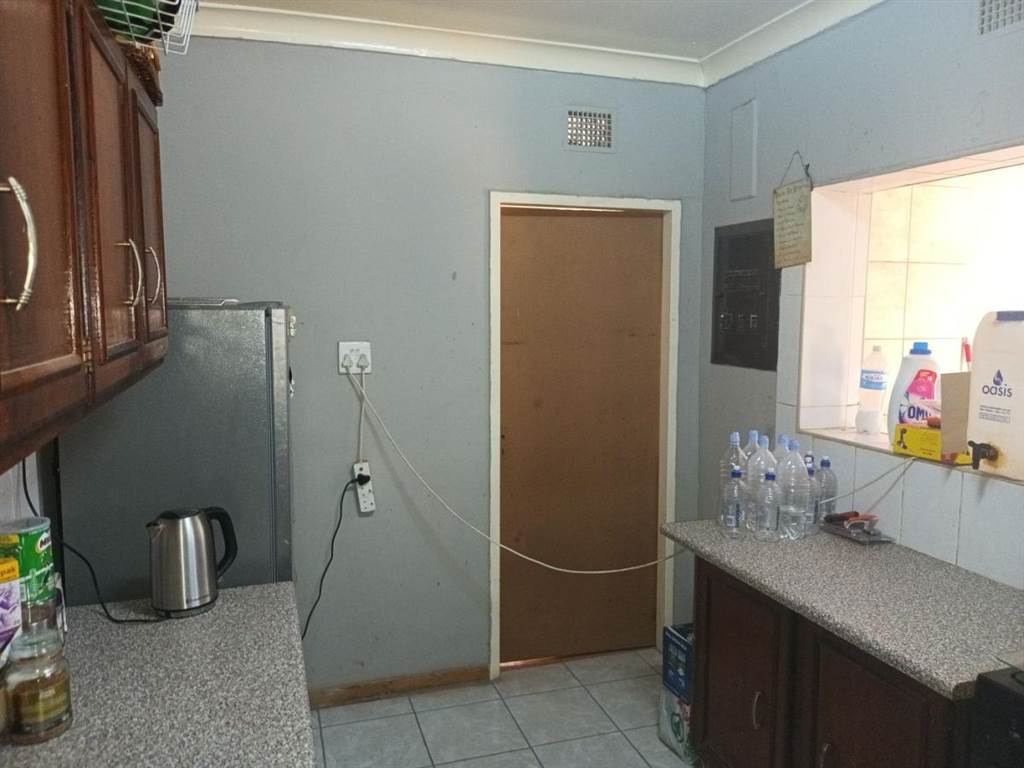 3 Bed House in Stilfontein photo number 3