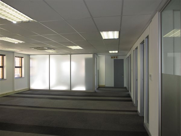 809  m² Commercial space