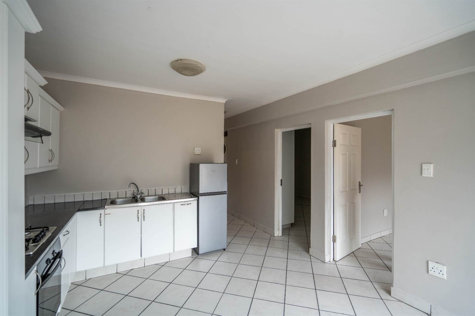 2 Bed Apartment in Grahamstown Central photo number 7