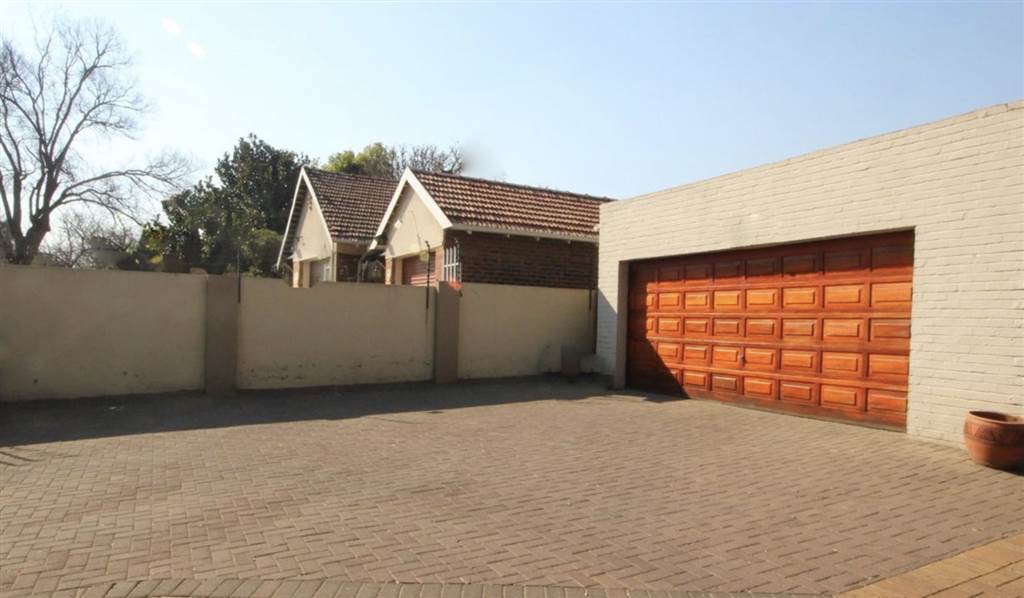 4 Bed House in Edendale photo number 2