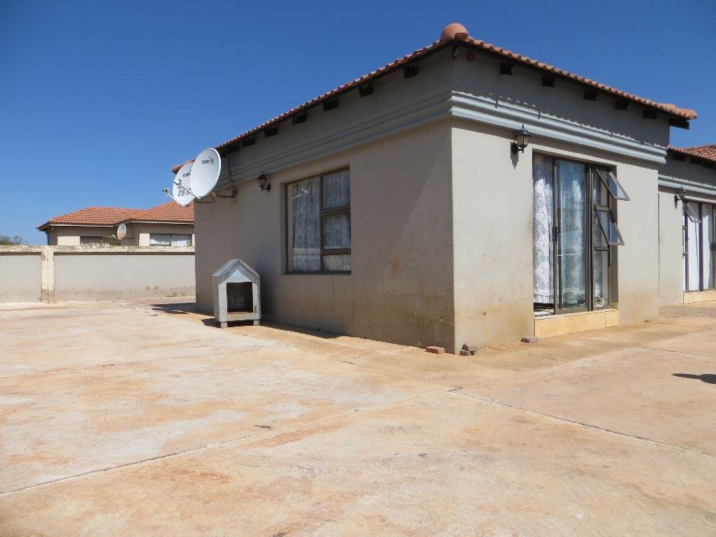 6 Bed House in Carletonville photo number 5