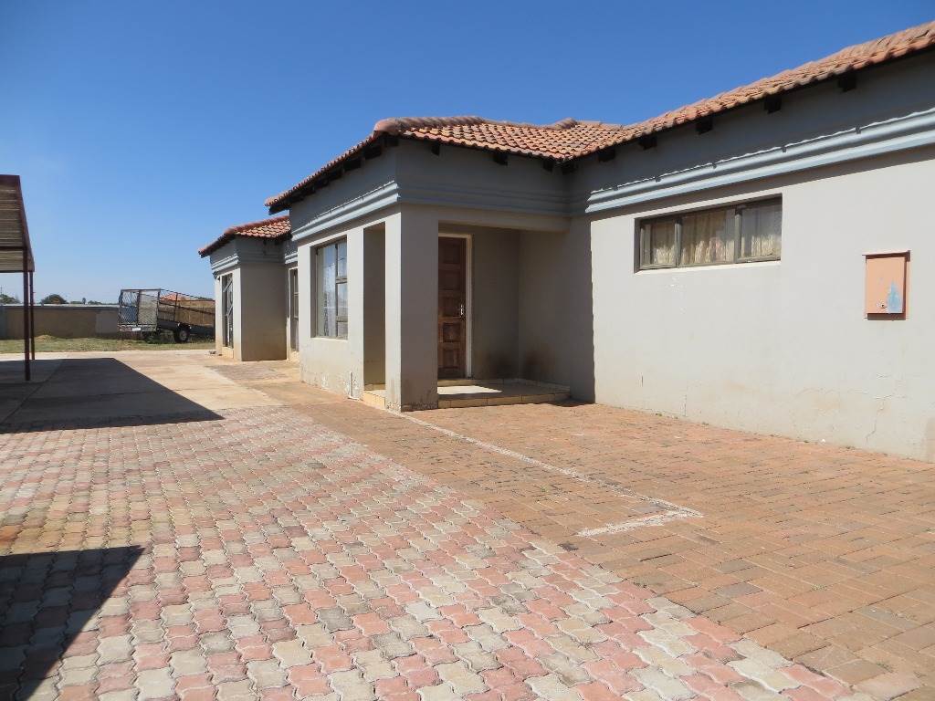6 Bed House in Carletonville photo number 3