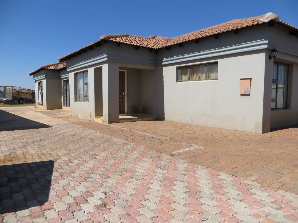 6 Bed House in Carletonville photo number 2