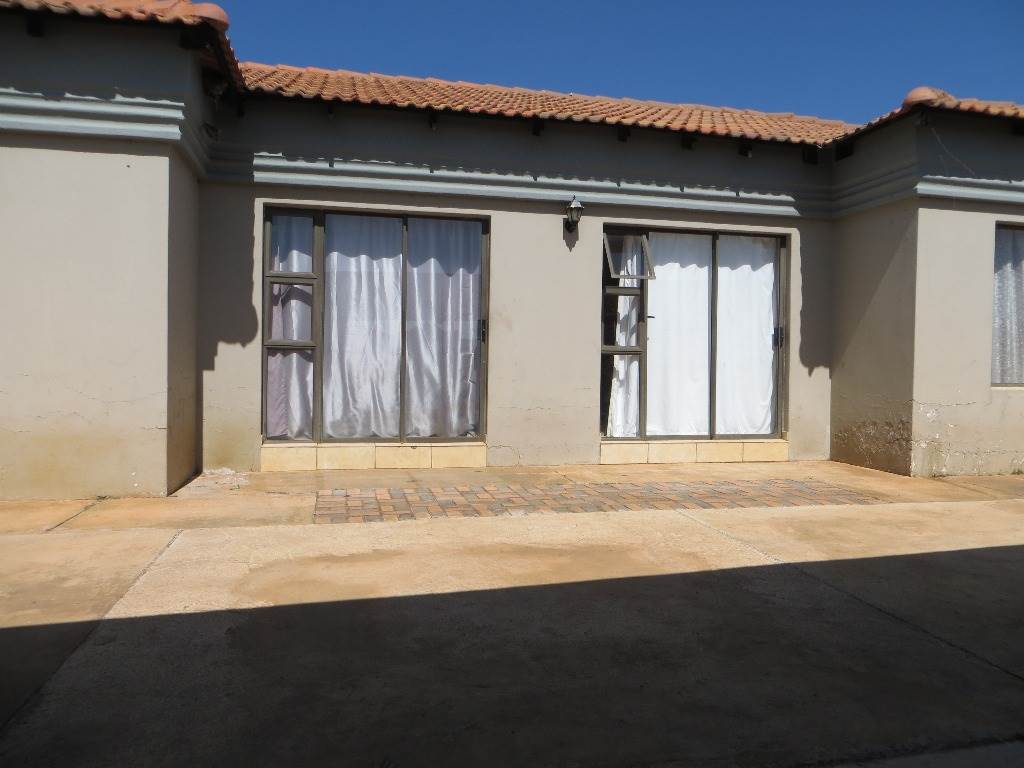 6 Bed House in Carletonville photo number 4