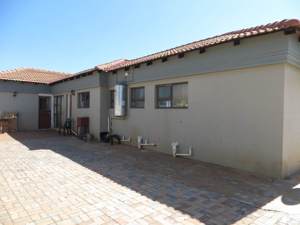 6 Bed House in Carletonville photo number 6