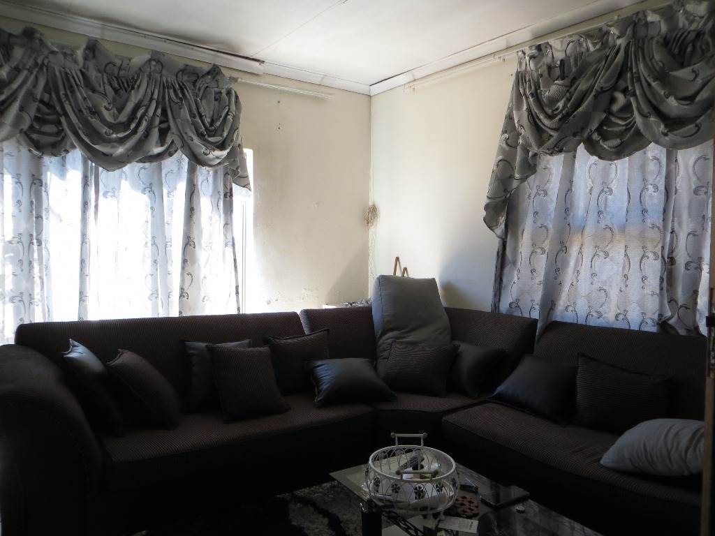 6 Bed House in Carletonville photo number 13