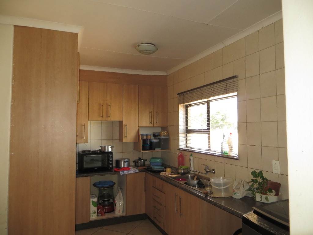 6 Bed House in Carletonville photo number 17