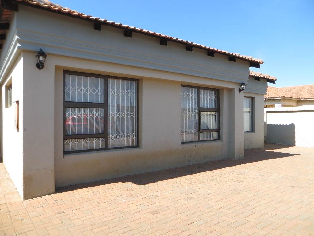6 Bed House in Carletonville photo number 1