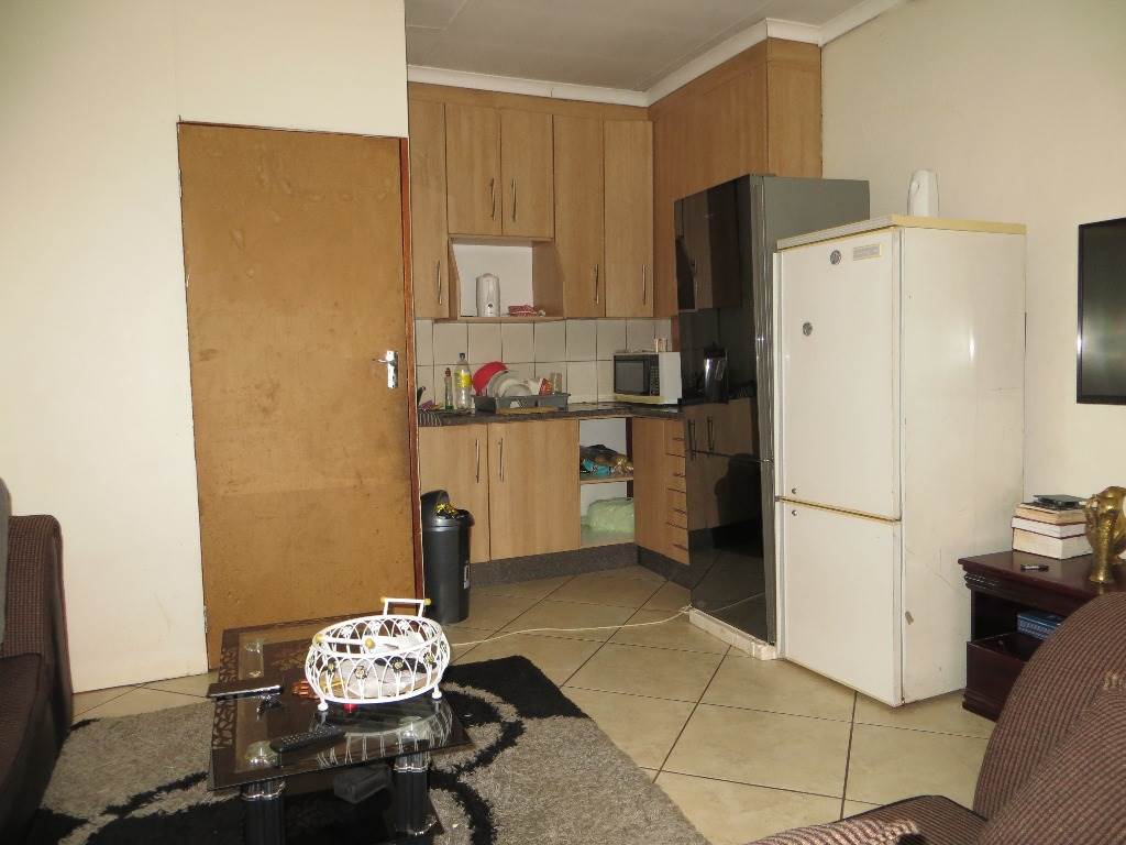 6 Bed House in Carletonville photo number 10