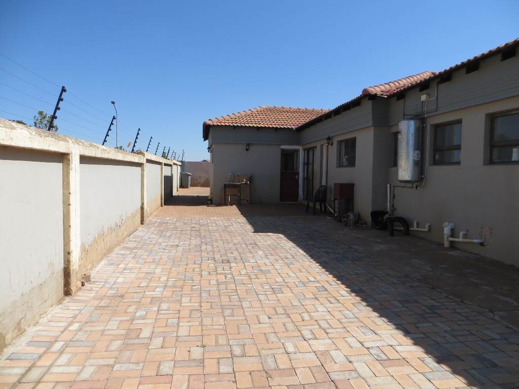 6 Bed House in Carletonville photo number 7
