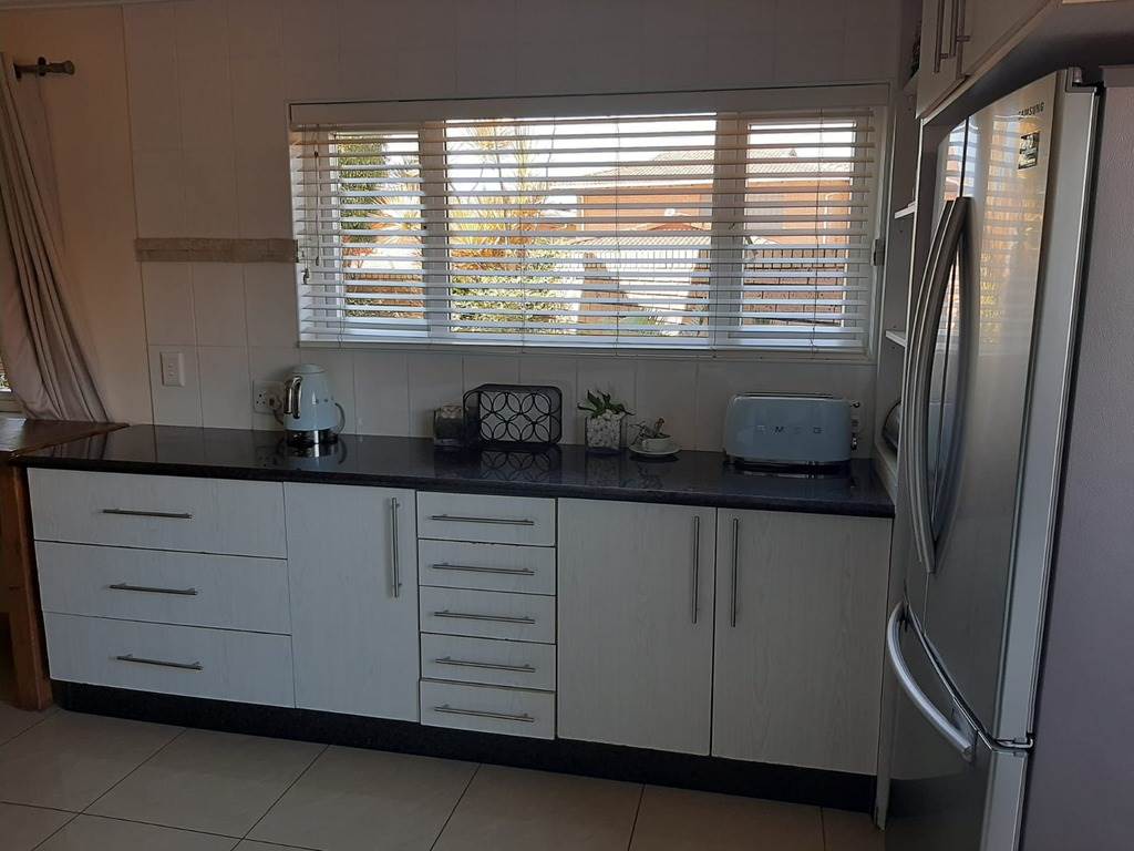4 Bed Townhouse in Amanzimtoti photo number 6
