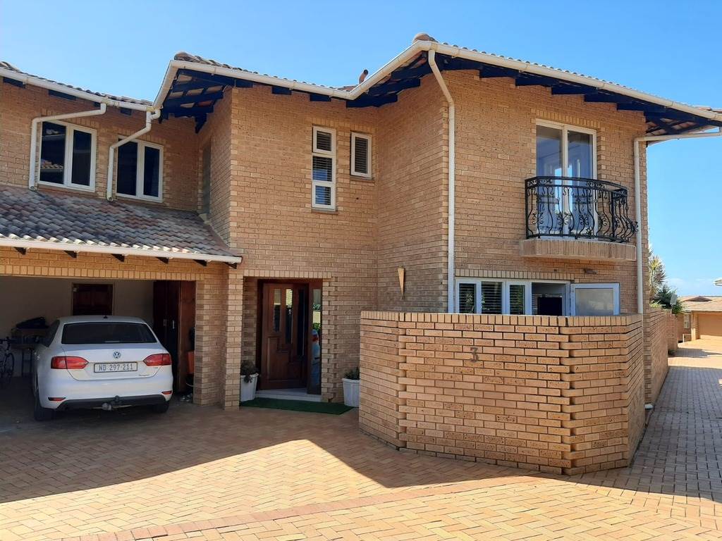4 Bed Townhouse in Amanzimtoti photo number 1