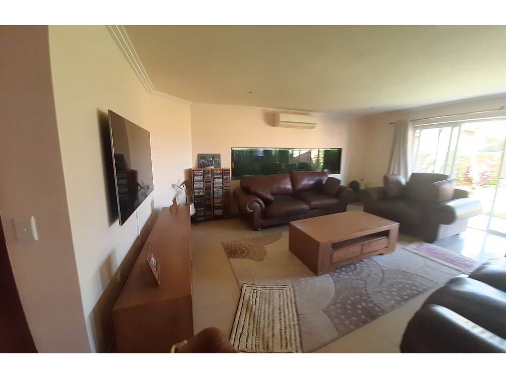4 Bed Townhouse in Amanzimtoti photo number 9