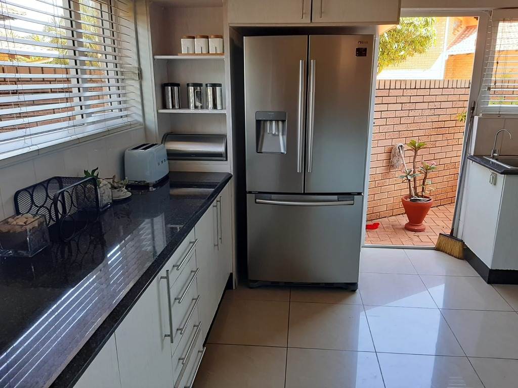 4 Bed Townhouse in Amanzimtoti photo number 3