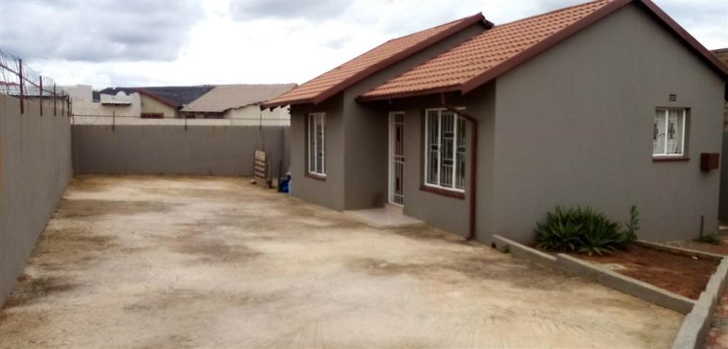 2 Bed House in Kagiso photo number 13