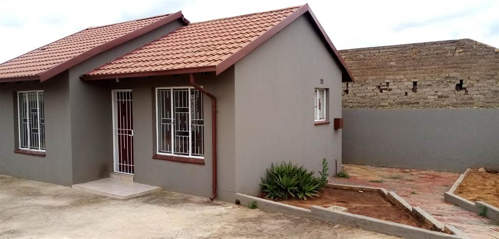 2 Bed House in Kagiso photo number 12