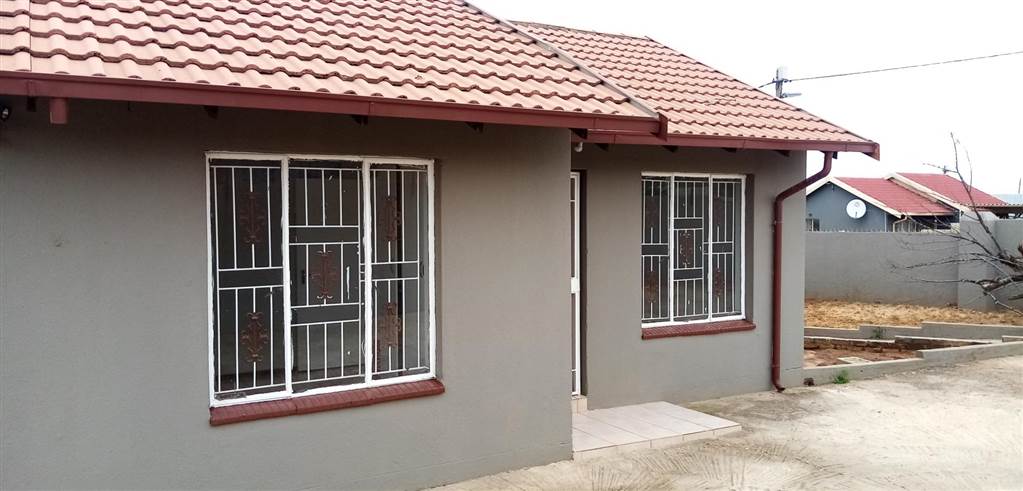2 Bed House in Kagiso photo number 2